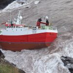 Французское рыболовное судно Fastnet из-за штормовой погоды село на мель у скалистого побережья на юго-западе Ирландии